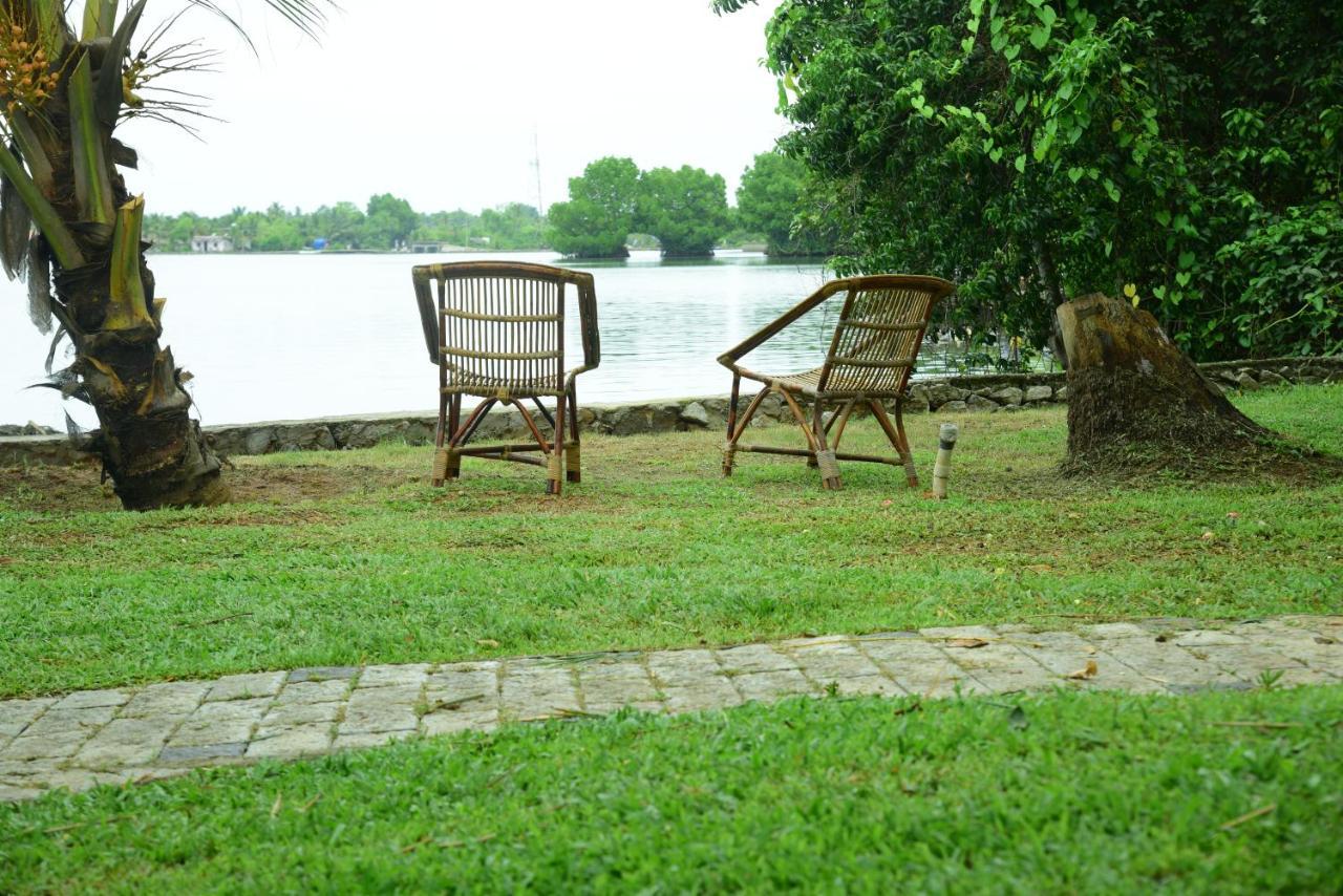 Lake N River Resort Munroe Island Mundrothuruth Exteriör bild