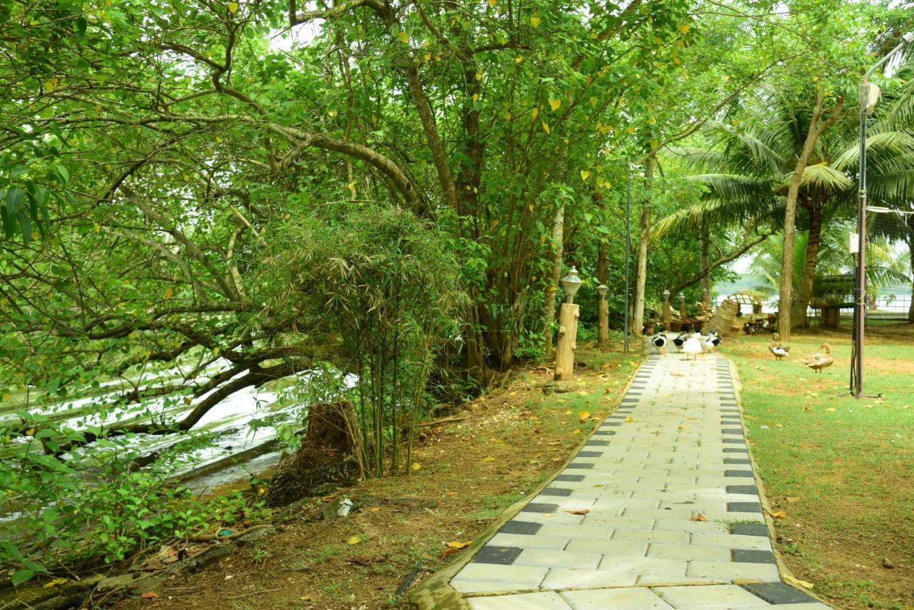 Lake N River Resort Munroe Island Mundrothuruth Exteriör bild