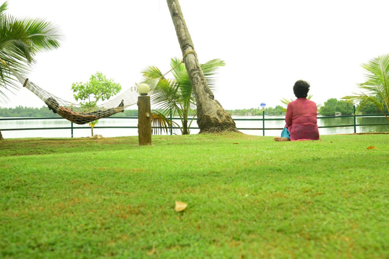 Lake N River Resort Munroe Island Mundrothuruth Exteriör bild